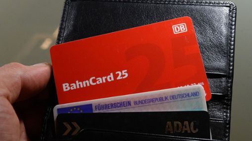 Die Bahncards 25 und 50 sollen in Zukunft nur noch in digitaler Form zur Verfügung stehen. Foto: Martin Schutt/dpa