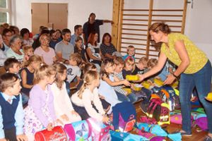 Karin Jäger vom Kinderschutzbund überreicht den Kindern eine gut gefüllte Bio-Brotbox.  Foto: Heimpel Foto: Schwarzwälder Bote