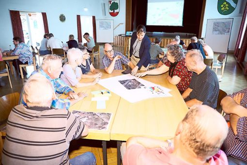 Zahlreiche Bürger erarbeiten in Gruppen Ideen zur Nutzung des Kindergarten-Geländes in Tumlingen.  Foto: Wagner Foto: Schwarzwälder Bote