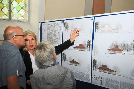 Heidrun Muffler erklärt Besuchern die Pläne für das Gemeindehaus. Fotos: Ziechaus Foto: Schwarzwälder Bote