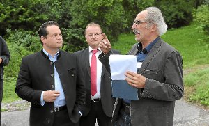 Georg Kübler (rechts) im Gespräch mit Minister Alexander Bonde (links), beobachtet von Bürgermeister Hölzlberger. Foto: Fritsch