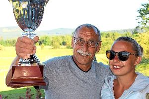 Das Pinky-Team mit Wolfgang und Nadine Scherer hat das zweite Schömberger Boule-Turnier gewonnen. Foto: Privat Foto: Schwarzwälder-Bote