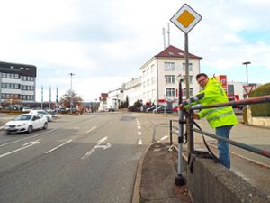 Der Verkehrsplaner Sven Schüle stellt eine der automatischen Kameras am Geislinger Ortseingang auf. Foto: Schnurr Foto: Schwarzwälder Bote