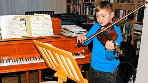Arthur Blenkle aus Bräunlingen beherrscht mit seinen 13 Jahren die Violine schon großartig. Im Frühjahr fliegt er auf eine Konzertreise in die USA. Foto: Dagobert Maier