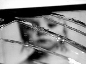 Ein zerbrochener Spiegel als Sinnbild für die Narben, die sexueller Missbrauch auf der Seele des Opfers hinterlässt: Auch bei der jungen Frau, die gestern vor dem Rottweiler Landgericht als Zeugin aussagt, sind noch nicht alle Wunden verheilt. Foto: freepik.com
