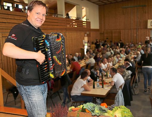 Ralf Brendle lud bei der Sulzer Kirbe von Kirchengemeinde und Sportverein zum Mitsingen ein. Foto: Priestersbach Foto: Schwarzwälder-Bote