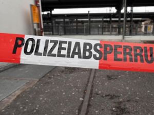 Vor dem Bahnhof Bruchsal hängt ein Flatterband mit der Aufschrift Polizeiabsperrung. Foto: Uli Deck/dpa