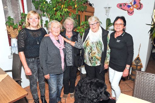 Carolin Sum (links) und Angela Gries (rechts) ehrten (von links) Doris Seubert, Ulla Moosmann und Adelheid Walleser  für ihre langjährige Treue zum Tierschutzverein.  Foto: Gräff