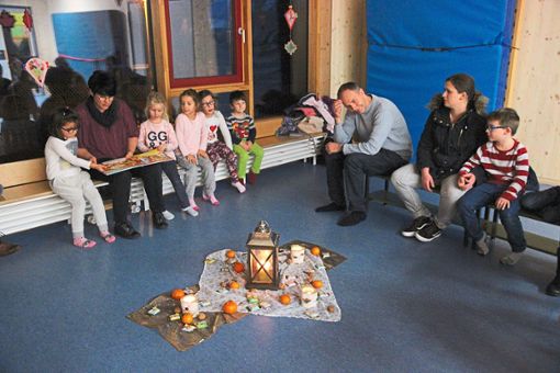 Im Kindergarten Sankt Georg liest Petra Teufel aus dem Buch Zehn Glitzersternchen und ein Weihnachtswunder vor.  Foto: Feinler Foto: Schwarzwälder Bote
