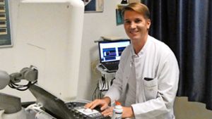 Patrick Siegel an einem  Ultraschall-Gerät auf der Stroke Unit des Ortenauklinikum in Lahr Foto: asd