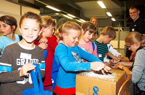 Die Klasse drei der Grundschule Salzstetten besuchte im Rahmen des Technolino-Projekts die Firma Frank Plastic. Foto: Wagner Foto: Schwarzwälder-Bote