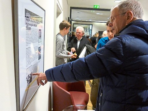 Viele Besucher interessierten sich bei der Ausstellungseröffnung für die Texttafeln zum Thema Judenverfolgung. Die Ausstellung ist bis zum 14. April im Nagolder Rathaus zu sehen. Foto: Cools