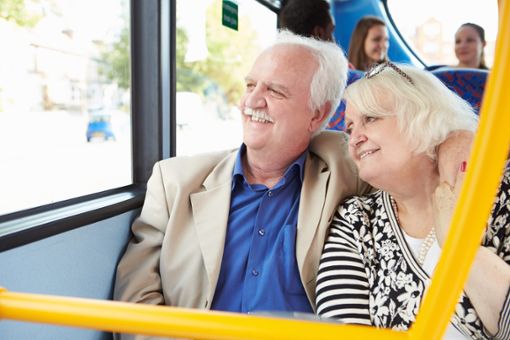 Ab dem 1. August dürfen Senioren  gegen ihre Fahrerlaubnis vergünstigt Bus fahren.   Foto: © Monkey Business – stock.adobe.com