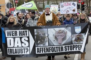 Tierschützer demonstrierten 2014 in Tübingen gegen den Einsatz von Affen in der Forschung am Max-Planck-Institut für biologische Kybernetik. Das Institut hat seine Versuche nach anhaltender Kritik eingestellt. Foto: dpa