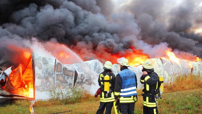 Brand zerstört Fabrikhalle: Acht Verletzte