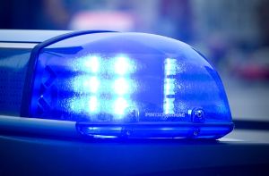 Ein 21-Jähriger rastet in Trossingen aus und will einen Mann umfahren. (Symbolfoto) Foto: dpa-Zentralbild