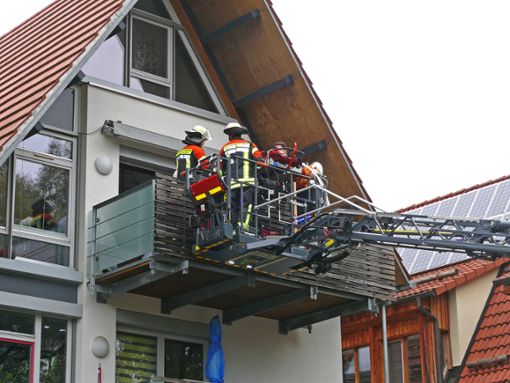 Da der Transport durchs Treppenhaus nicht mehr ging, musste die Feuerwehr helfen und den Patient mittels Drehleiter aus dem zweiten Obergeschoss herausholen.  Foto: Hauser