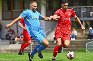 Erdem Sonay (in Rot) und die SG Empfingen haben auch gegen den TSV Ehingen gewonnen. Foto: Eibner-Pressefoto/Silas Schuelle