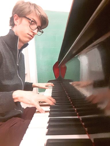 Luis Gruhler spielt Klavier, Schlagzeug und Gitarre, er komponiert. Und er studiert derzeit Physik. Foto: Gruhler Foto: Schwarzwälder Bote