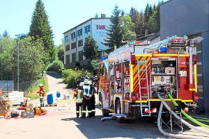 Nach einem Chemieunfall bei der Firma Hartchrom/Kreuz in Blumberg-Zollhaus rücken die Blumberger Feuerwehr und der Gefahrgutzug im Schwarzwald-Baar-Kreis mit einem Großaufgebot an. Foto: Lutz