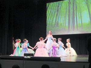 Die Geschichte vom Wonderland erzählten die Tänzer im Kurtheater. Foto: Bidermann-Hoppart Foto: Schwarzwälder Bote