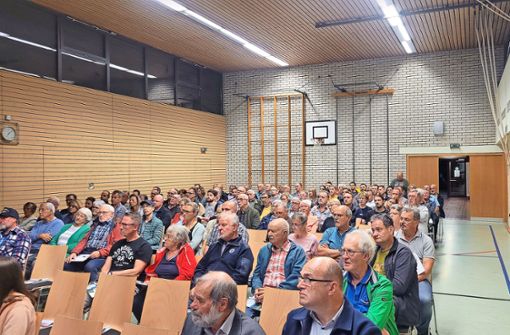 Mehr als 130 Einwohner informierten sich in der Gemeindehalle Rotfelden über den geplanten Glasfaerausbau in ihrem Ort. Foto: Schuler
