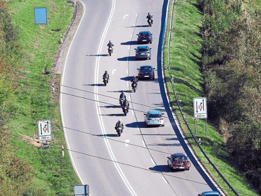 Wie beliebt der Randenaufstieg der B 314 beiden  Motorradfahrern ist, zeigt dieses Bild.  Foto: Schweigler Foto: Schwarzwälder Bote