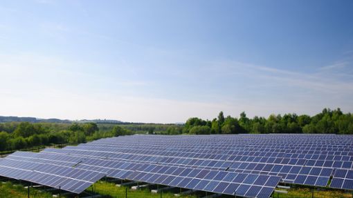 Schon jetzt produziert die Gemeinde eine große Menge erneuerbarer Energie durch PV-Anlagen (Symbol-Foto). Foto: protectnature - stock.adobe.com