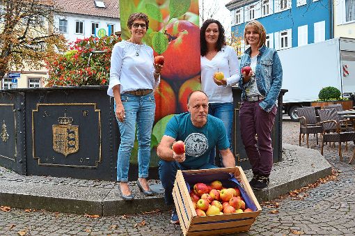 Birgit und Ludwig Stiehle (von links), Renate Plocher und Nadja Keucher freuen sich auf den  Apfeltag. Foto: Cools Foto: Schwarzwälder-Bote