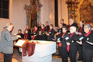 Der Gesangverein begeistert unter der Leitung von Hubert Klaussner mit Melodien im Kerzenschein. Fotos: Weis Foto: Schwarzwälder-Bote
