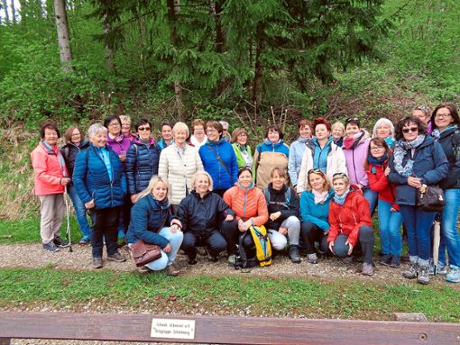 Eine Wanderung haben die Schömberger Albvereins-Frauen mit einem Frühstücks-Buffet   verbunden. Foto: Mager Foto: Schwarzwälder Bote