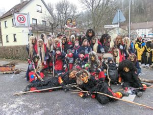 Formieren sich auch in diesem Jahr wieder für Umzüge und den traditionellen Lompaball: Die Narren aus Wildberg, hier in Hexenmontur gekleidet Foto: Trinks Foto: Schwarzwälder Bote