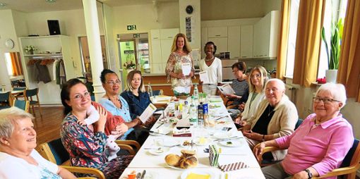 Ute Sauter und Solange Fischer-Bernardino (stehend, von links) stellen die Broschüre  beim internationalen Frauenfrühstück in Balingen vor.  Foto: Privat Foto: Schwarzwälder Bote