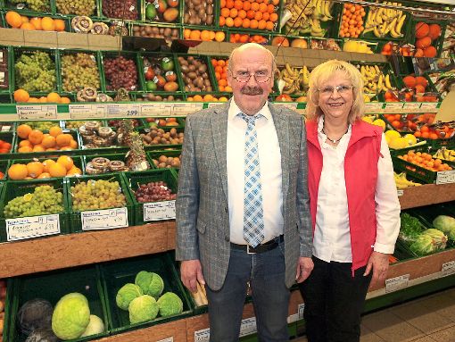 Hildegard und August Wick gehen in den Ruhestand. Für ihr  Lebensmittelgeschäft gibt es  keinen Nachfolger  – es  schließt zum Jahresende. Foto: Glaser Foto: Schwarzwälder-Bote