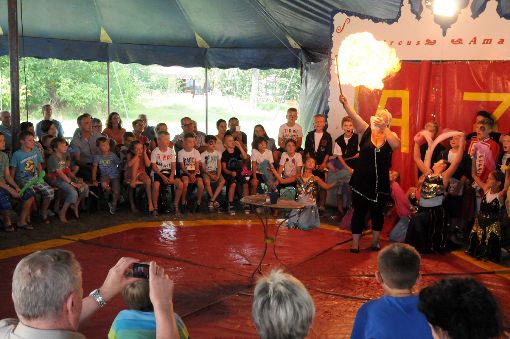 Das Feuerschlucken versetzte vor allem die Kinder unter den zahlreichen Zuschauern in großes Erstaunen Fotos: Ziechaus Foto: Schwarzwälder-Bote
