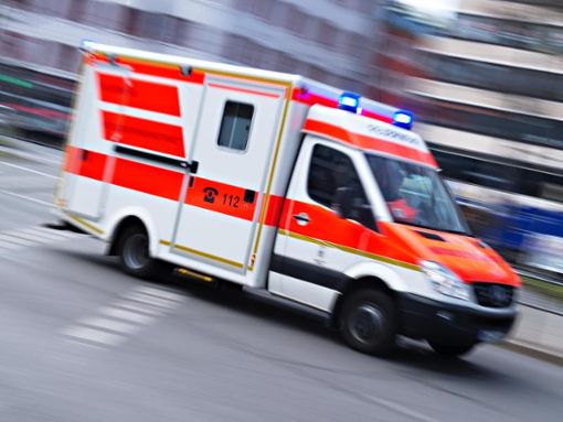 Ein siebenjähriger Junge ist in Triberg von einem Auto erfasst und schwer verletzt worden (Symbolbild). Foto: dpa