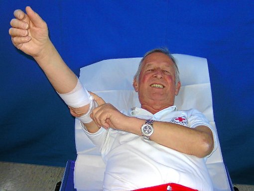 Da geht nicht nur der Daumen hoch, sondern der ganze Arm: Hubert Schäfer aus Rohrdorf  hat beim DRK-Blutspenden in Eutingen die 100. Spende vollgemacht. Foto: Feinler Foto: Schwarzwälder-Bote