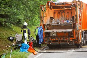 Der Müllwagen stürzte am 11. August  auf ein Auto und tötete fünf junge Menschen.  Foto: Bernklau