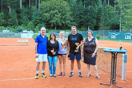 Die Sieger der Meisterschaften des Tennisclubs Calmbach mit ihren Pokalen. Foto: Walther Foto: Schwarzwälder-Bote