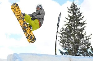 Snowboard-Akrobatik wird künftig am Schonacher Winterberg oft zu sehen sein: Der Gemeinderat genehmigte einstimmig die Aufstellung eines Fun-Parks. Foto: Kienzler