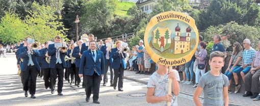 Die Schapbacher Musiker führten den Umzug der zwei Dutzend Blaskapellen an. Fotos: Jehle Foto: Schwarzwälder Bote