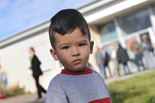 Afghanisches Kind in der Flüchtlingsaufnahmestätte in Meßstetten: Die Bereitschaft, Flüchtlingen zu unterstützen, ist auch im Kreis Freudenstadt groß. Aber die Belastbarkeit der Helfer stößt mittlerweile an ihre Grenzen. Foto: Hopp