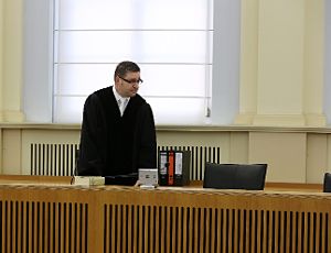 Schuldig: Richter Schwarz verurteilt am Montag den Albstädter, der in der Neujahrsnacht 2015 seinen Bruder durch Messerstiche tödlich verletzt hatte, zu einer Gefängnisstrafe.   Foto: Maier