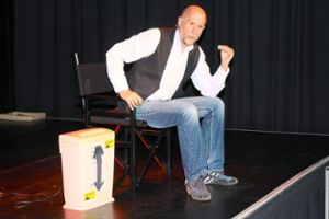 Satiriker Mike Jörg hat bei seinem Auftritt in Simmersfeld Politikern den Kopf gewaschen. Foto: Köncke Foto: Schwarzwälder Bote