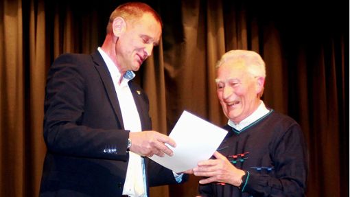 Bürgermeister Hubert Schiele hat Hans-Jürgen Peter mit der Bürgermedaille der Gemeinde Bitz geehrt – und dieser hat sich offensichtlich sehr darüber gefreut. Foto: Monika Merly