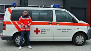 Alexander Hanke ist bei den „Helfern vor Ort“ für die Organisation verantwortlich. Hier ist er vor dem Einsatzfahrzeug zu sehen, dass im vergangenen Jahr angeschafft wurde. Foto: Ullrich