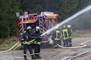 Die  Bekämpfung eines Hüttenbrandes mit Flächen- und Waldbrand war eine Aufgabe der Alarmübung. Foto: Heinz Ziegelbauer