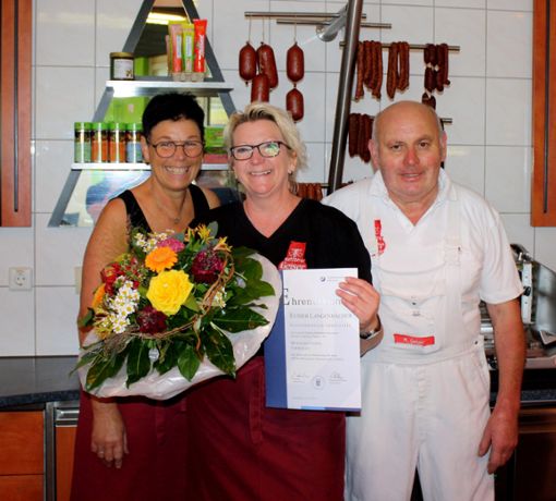 Zum Jubiläum gibt es eine Urkunde: Esther Langenbacher (Mitte)  mit Inge und Manfred Geiser  Foto: Vögele Foto: Schwarzwälder Bote