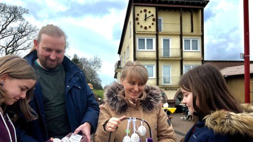 Blazej und Agnieszka Lizak aus Bad Wildbad präsentieren ihre kunstvoll hergestellten Ostereier. Foto: Sabine Zoller