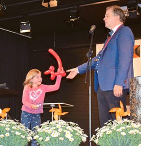 Die siebenjährige Julia King  und der große Zauberer Ludger Hoffkamp. Foto: Schwarzwälder Bote